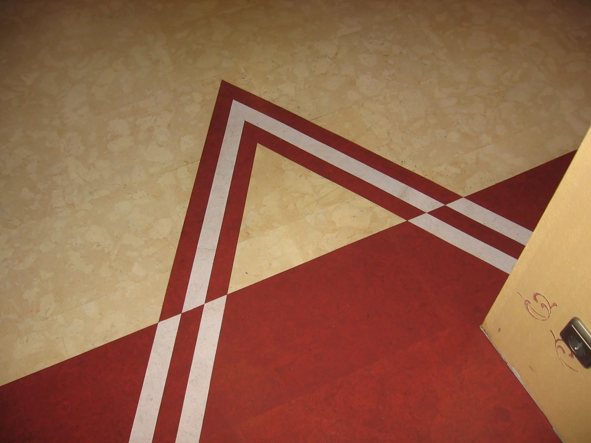 Farbiger Korkboden in Rot und Creme