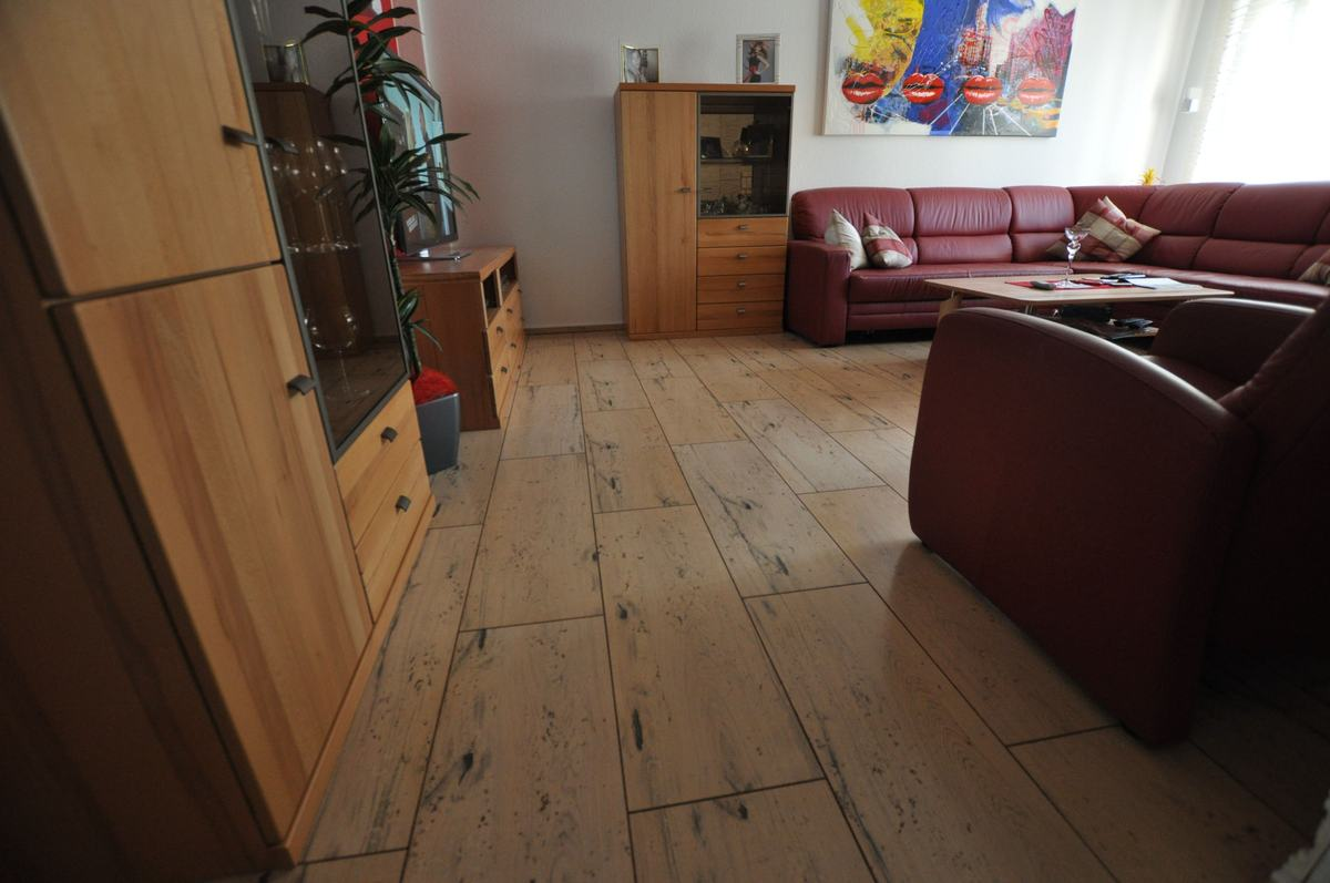 Holz 04 Wohnzimmer 13 Digital Druck Fliese 4_1200 – Korkboden Referenz von Naturo Bodenbeläge