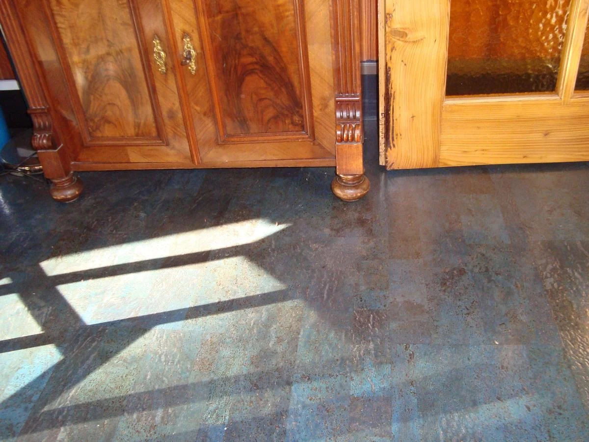 Blauer Korkboden im Wohnzimmer