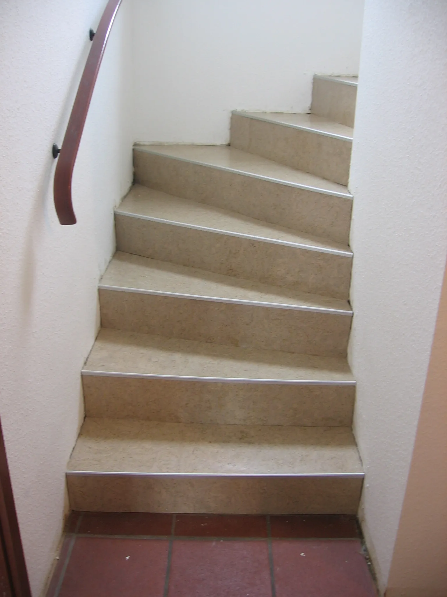 Modern Estoril Creme Treppe – Korkboden Referenz von Naturo Bodenbeläge