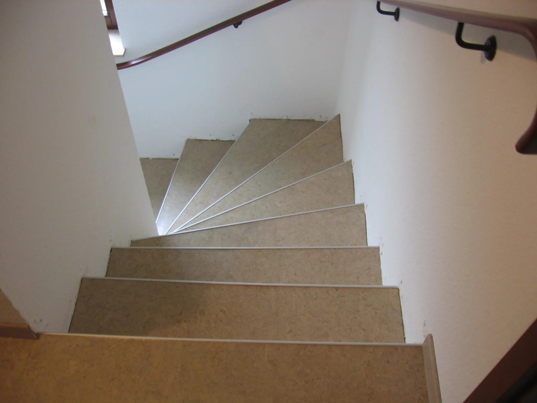 Modern Estoril Creme Treppe – Korkboden Referenz von Naturo Bodenbeläge
