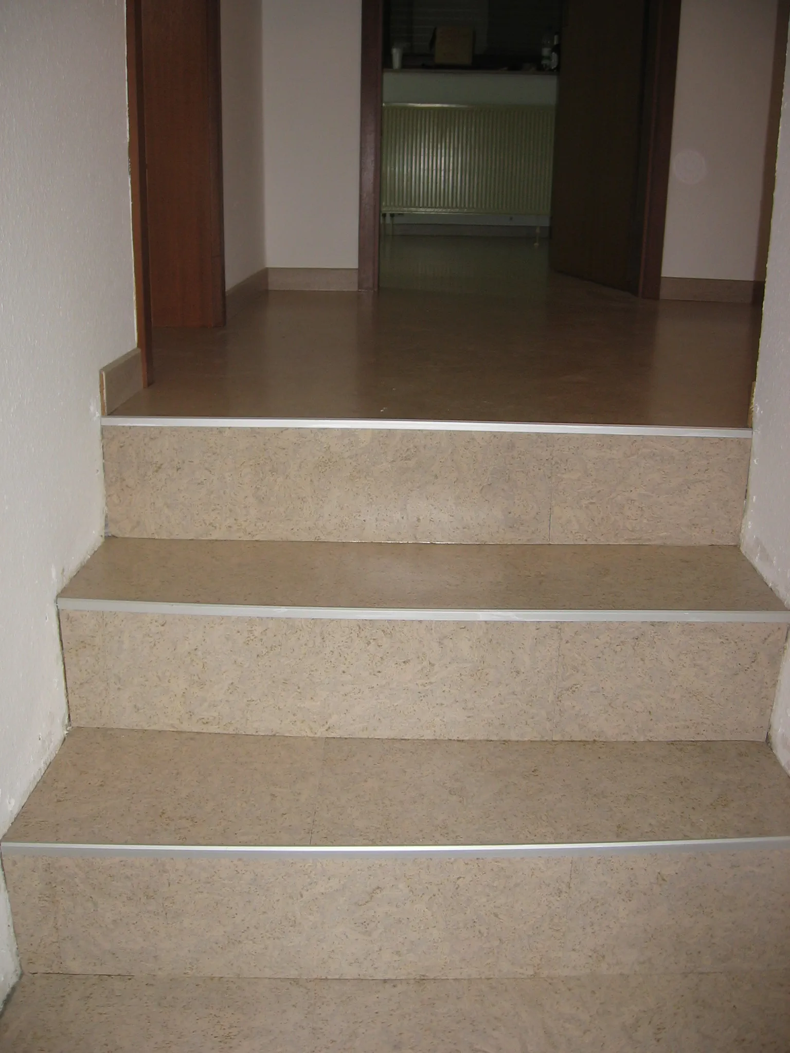 Modern Estoril Creme Treppe – Korkboden Referenz von Naturo Bodenbeläge