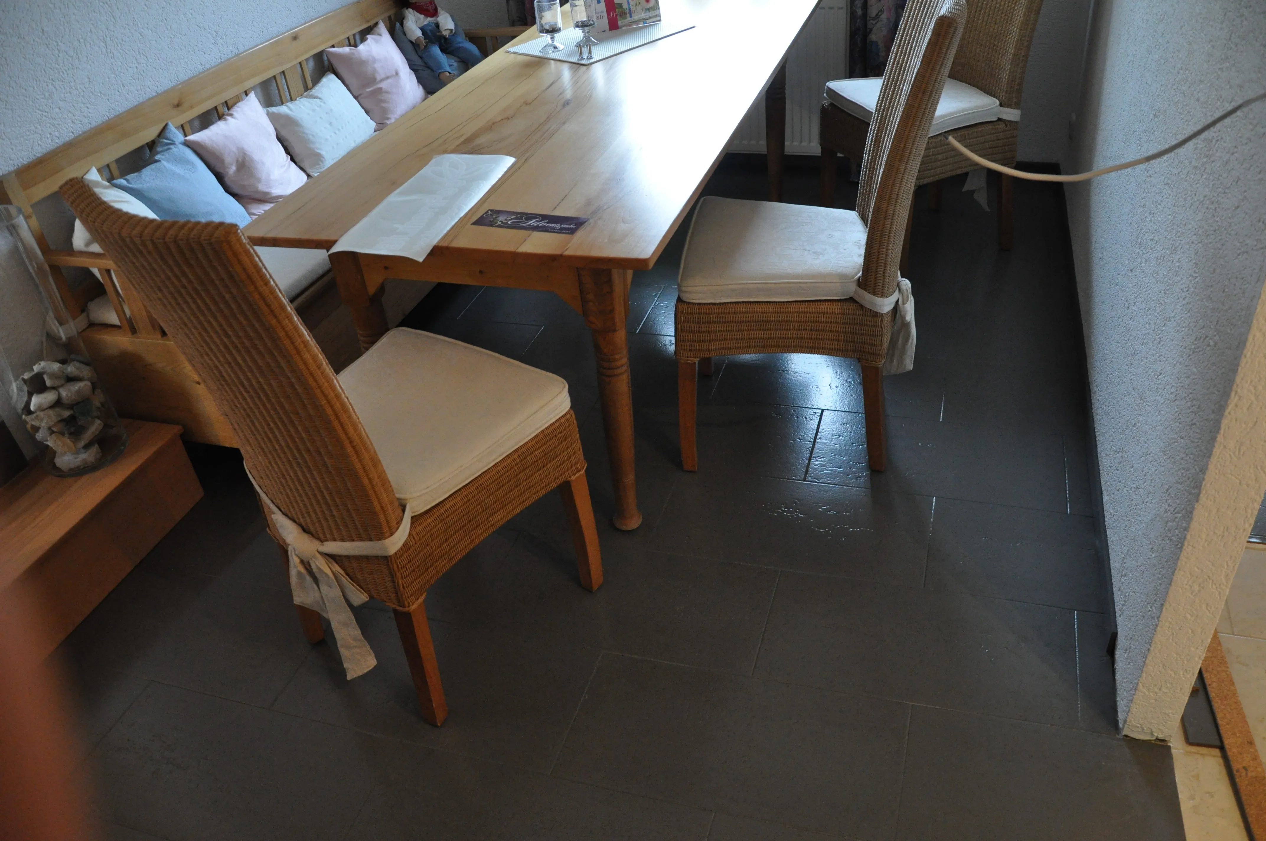 Stony Grau Fliesenoptik Esszimmer – Korkboden Referenz von Naturo Bodenbeläge