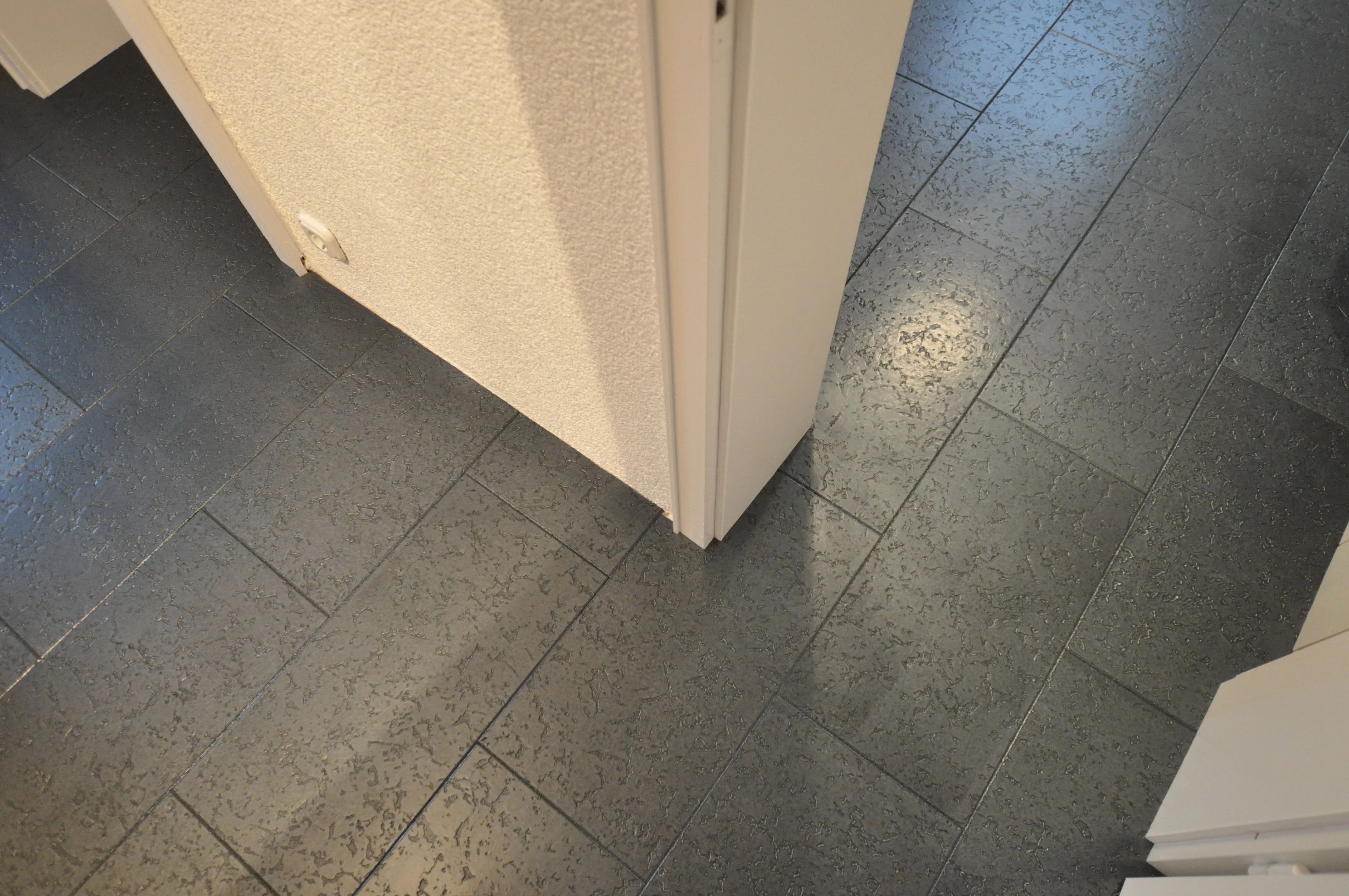 Stony Grau Fliesenoptik Flur – Korkboden Referenz von Naturo Bodenbeläge