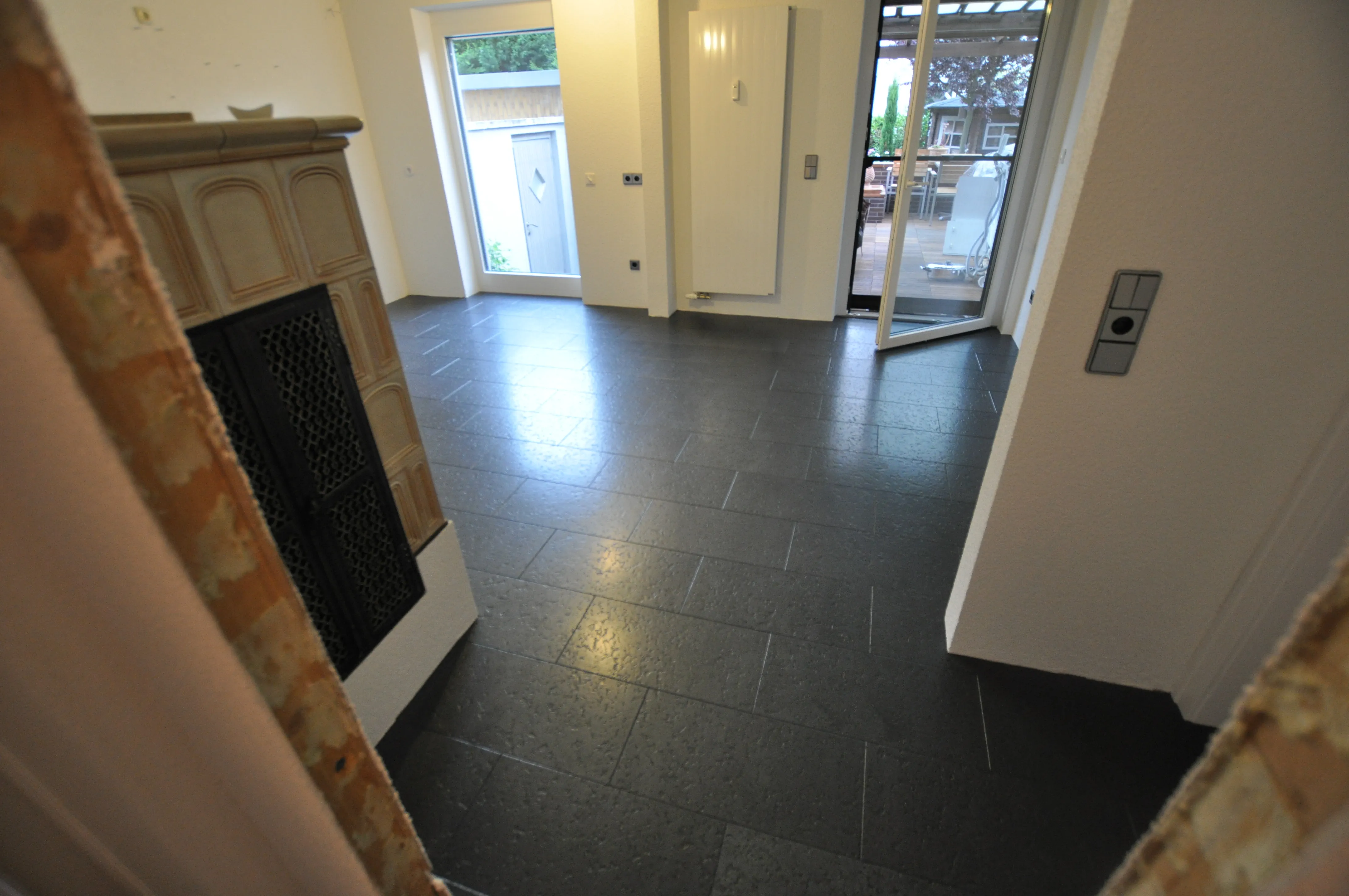 Stony Grau Fliesenoptik Wohnzimmer – Korkboden Referenz von Naturo Bodenbeläge
