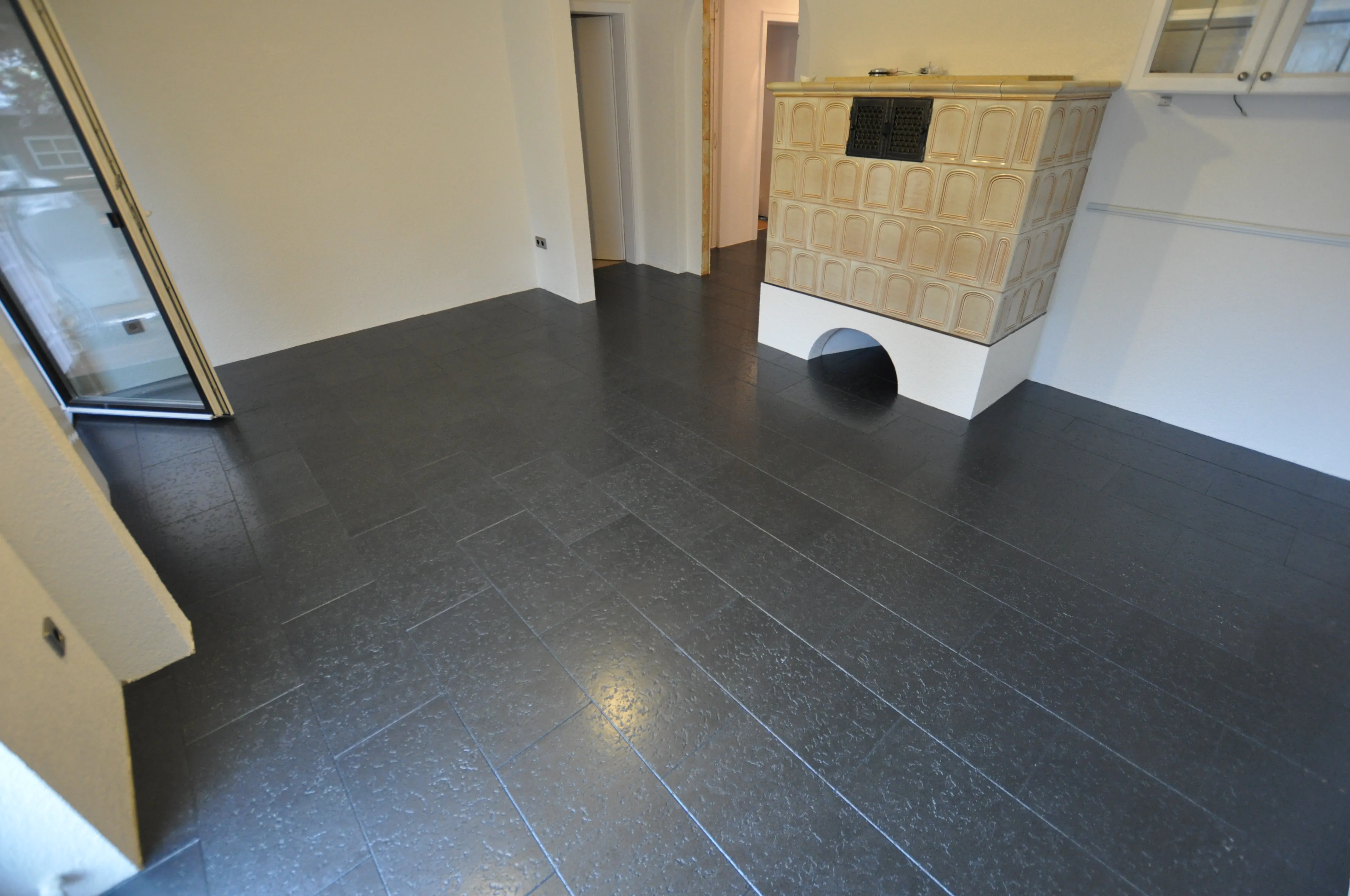 Stony Grau Fliesenoptik Wohnzimmer – Korkboden Referenz von Naturo Bodenbeläge