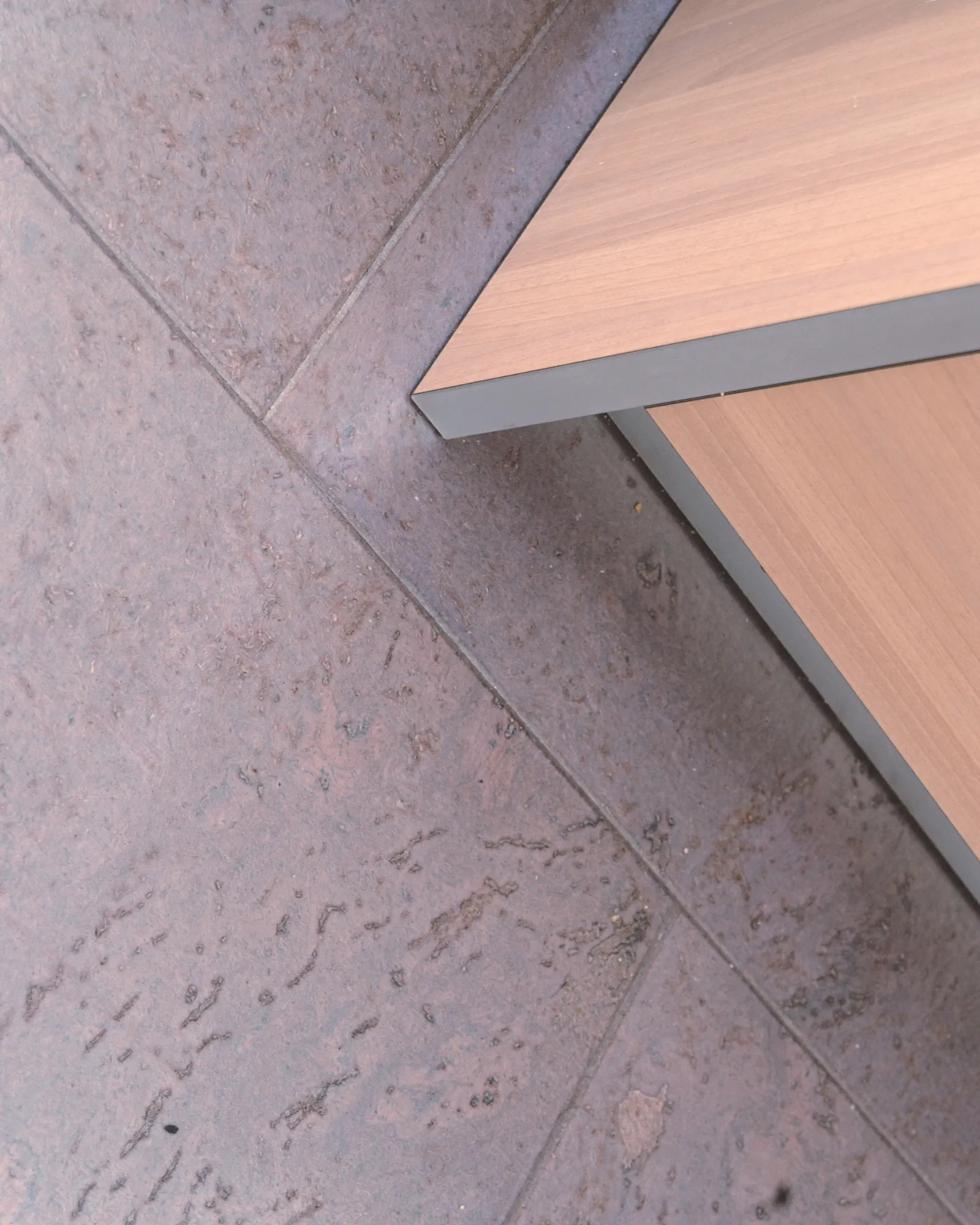 Stony Taupe Fliesenoptik Flur – Korkboden Referenz von Naturo Bodenbeläge