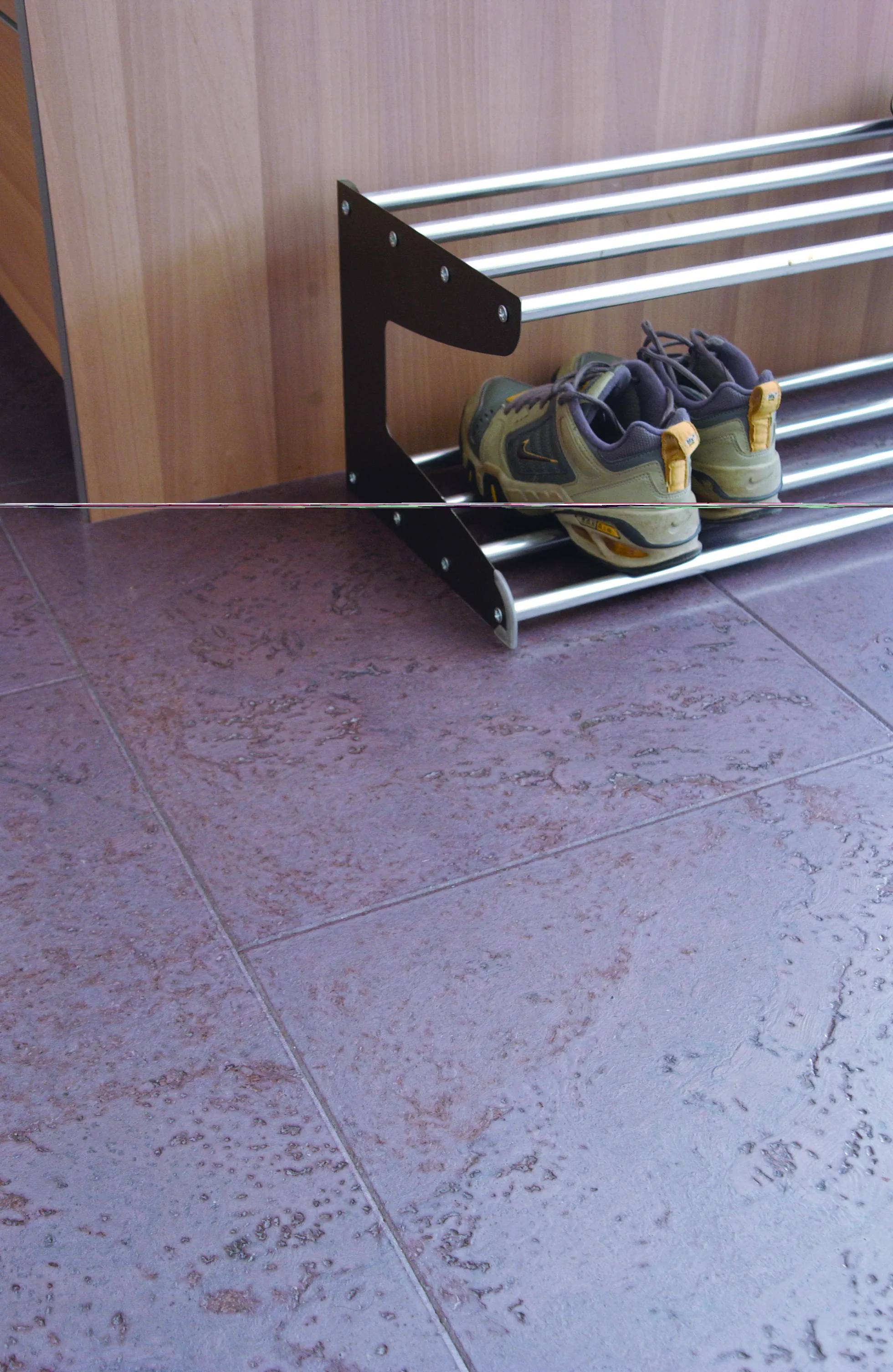 Stony Taupe Fliesenoptik Flur – Korkboden Referenz von Naturo Bodenbeläge