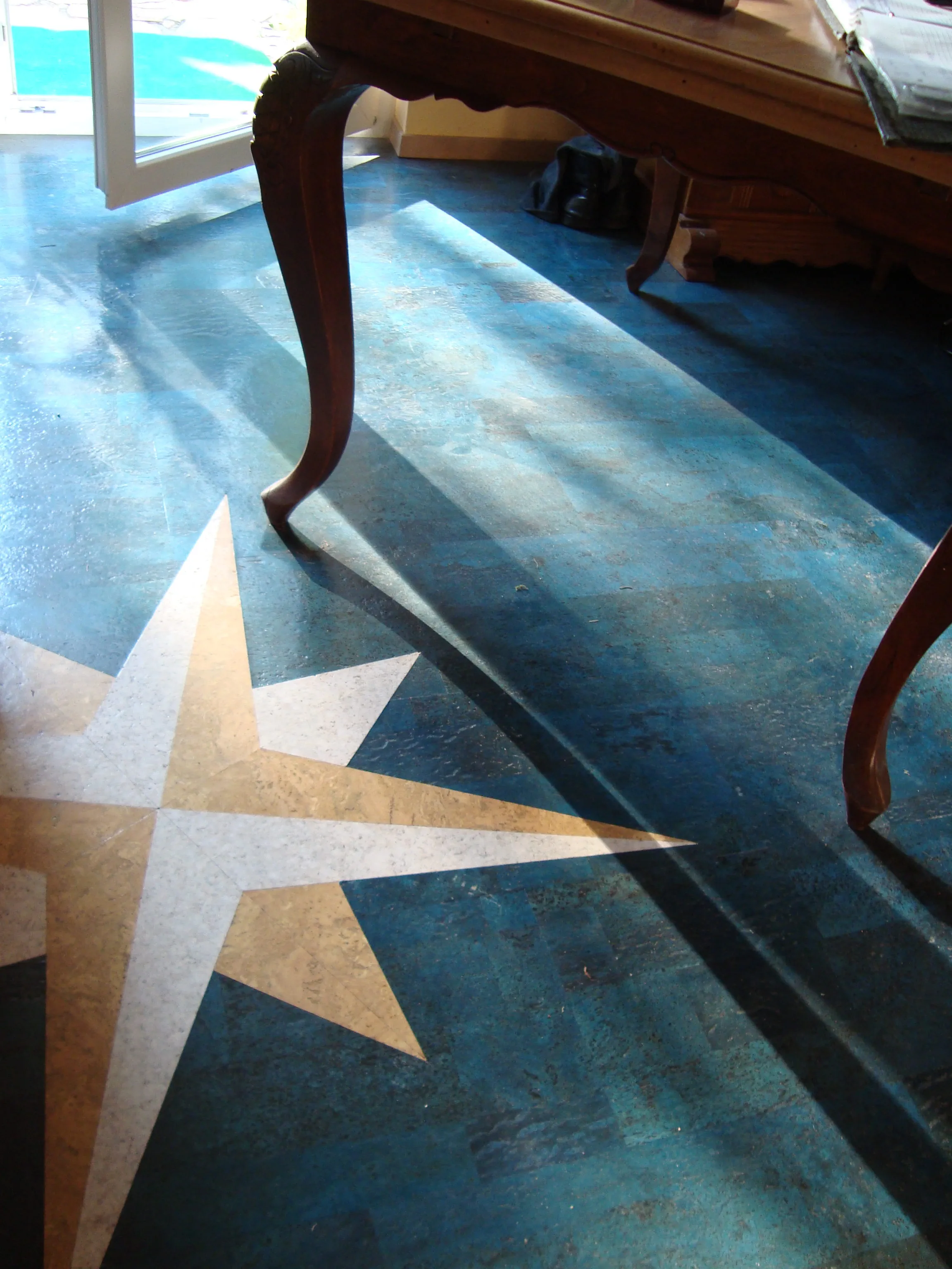 Wohnzimmer Pedras2 Blau Intarsie Stern – Korkboden Referenz von Naturo Bodenbeläge