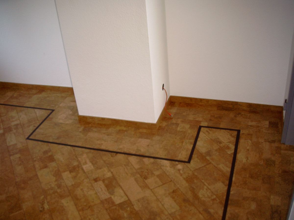 Wohnzimmer 02 Pedras 2 Lamelle 2_1200 – Korkboden Referenz von Naturo Bodenbeläge
