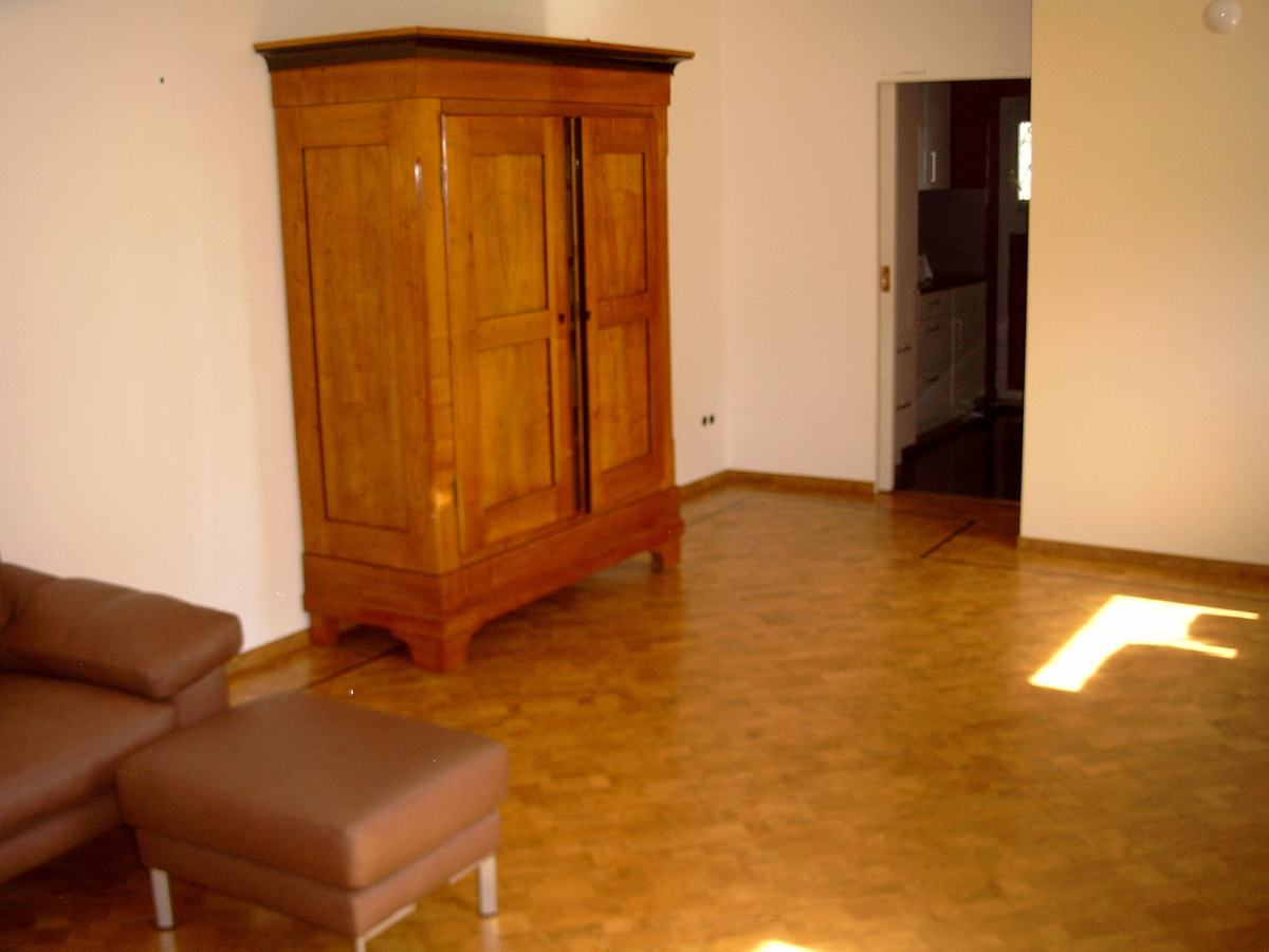 Wohnzimmer 02 Pedras 2 Lamelle 3_1200 – Korkboden Referenz von Naturo Bodenbeläge
