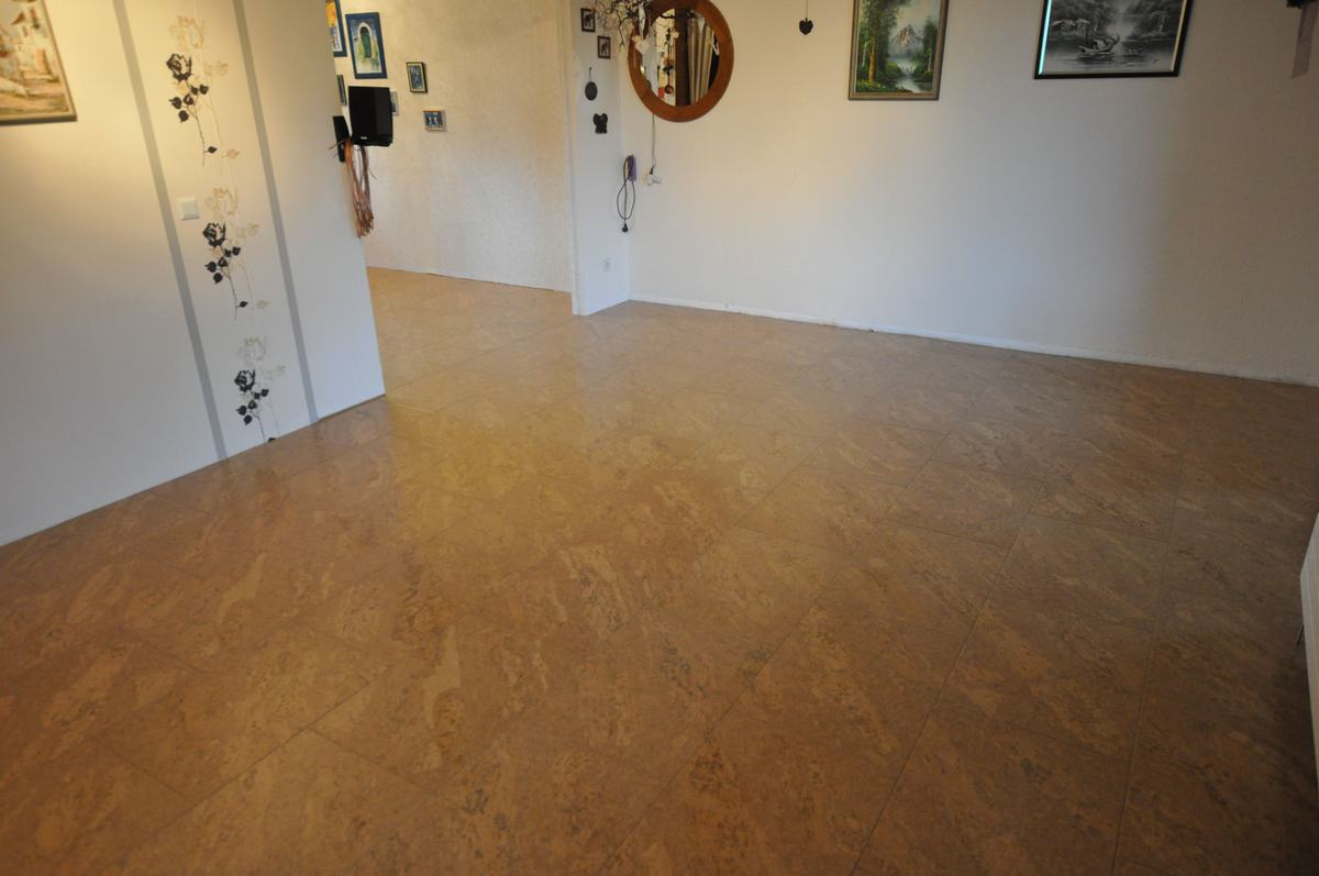 Wohnzimmer 12 Madera Manual Diagonal 2_1200 – Korkboden Referenz von Naturo Bodenbeläge