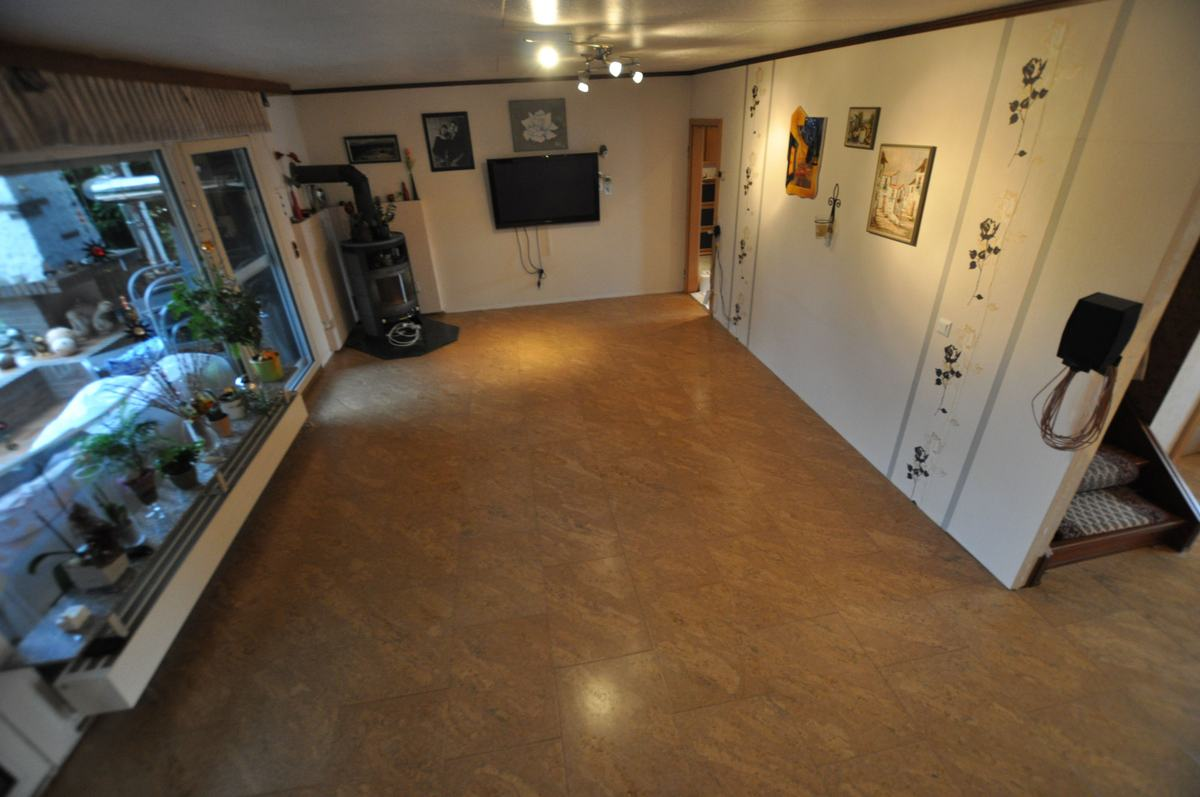Wohnzimmer 12 Madera Manual Diagonal 3_1200 – Korkboden Referenz von Naturo Bodenbeläge