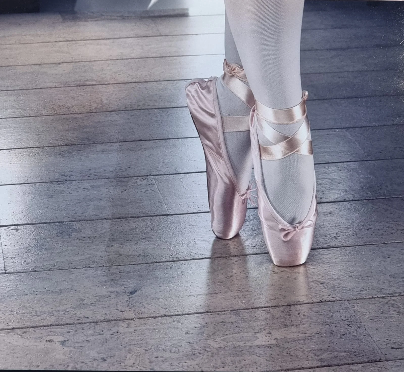 Ballerina auf Korkbodendielen