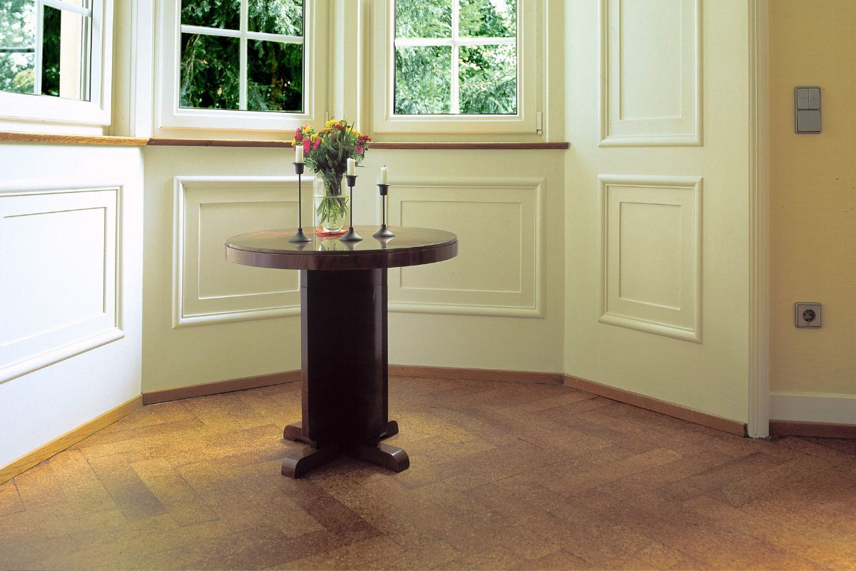 Korkboden im Wohnzimmer – warm, leise und angenehm zu begehen